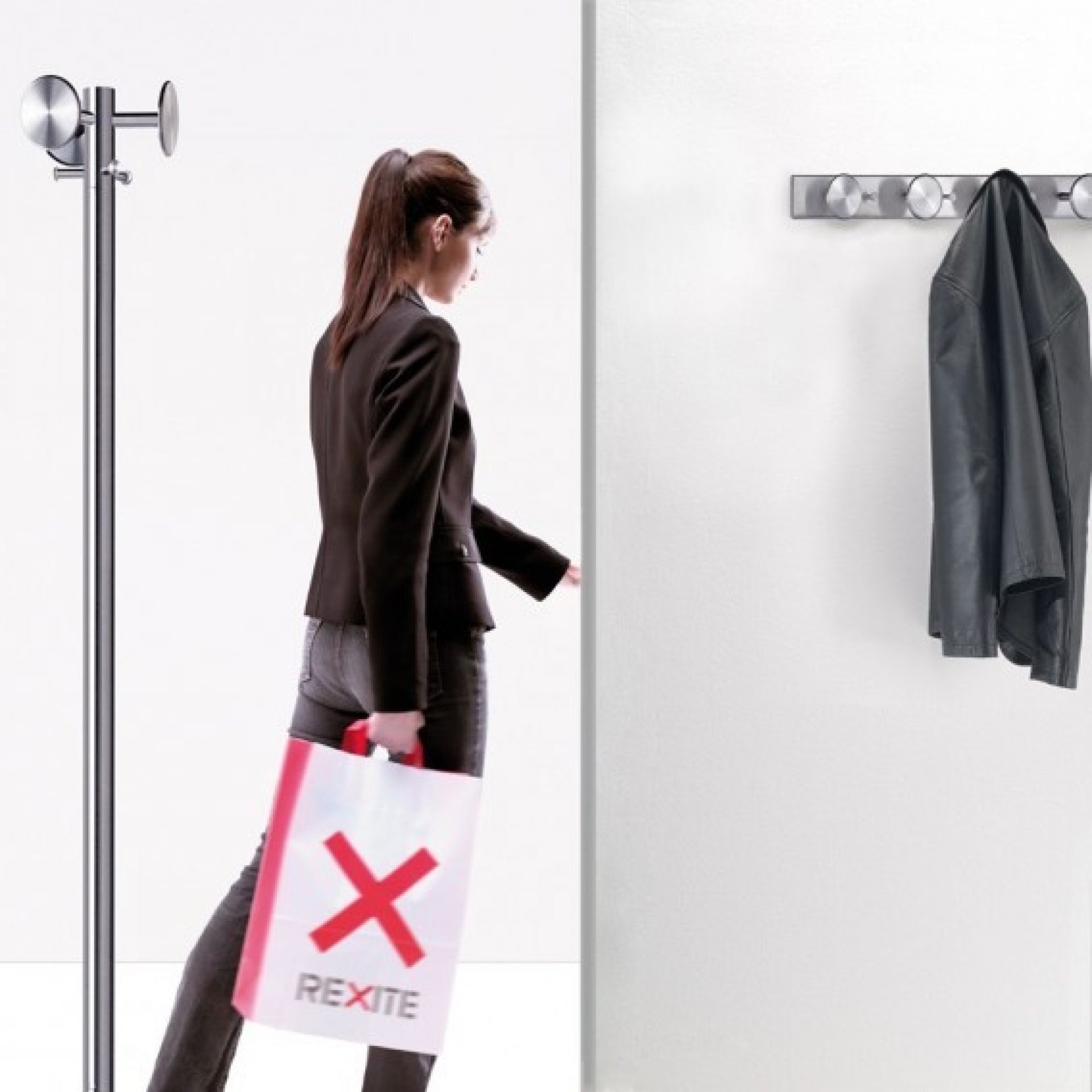 NOX EGO Kleiderständer von Rexite, zusammen mit einer Wandgarderobe und einer Frau mit Einkaufstasche.