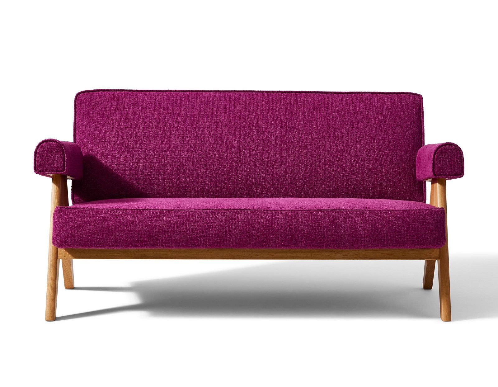 Capitol Complex Sofa von Cassina, modernes Design Sofa mit lila Stoffbezug und Holzgestell.