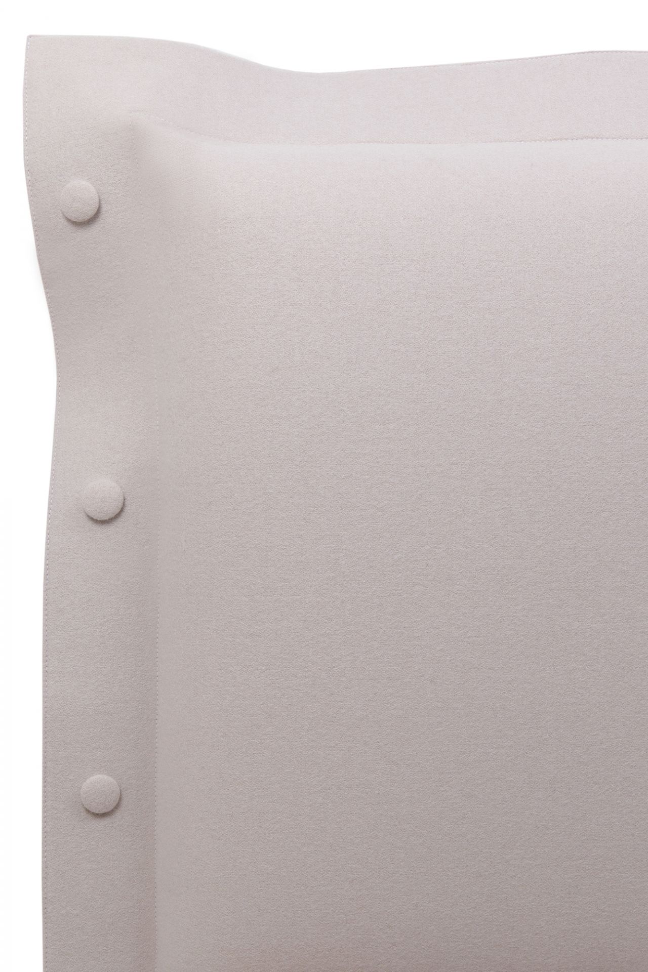 Detailaufnahme des sandfarbenen Kopfteilbezugs mit Knöpfen für das Pure Bett Eiche.