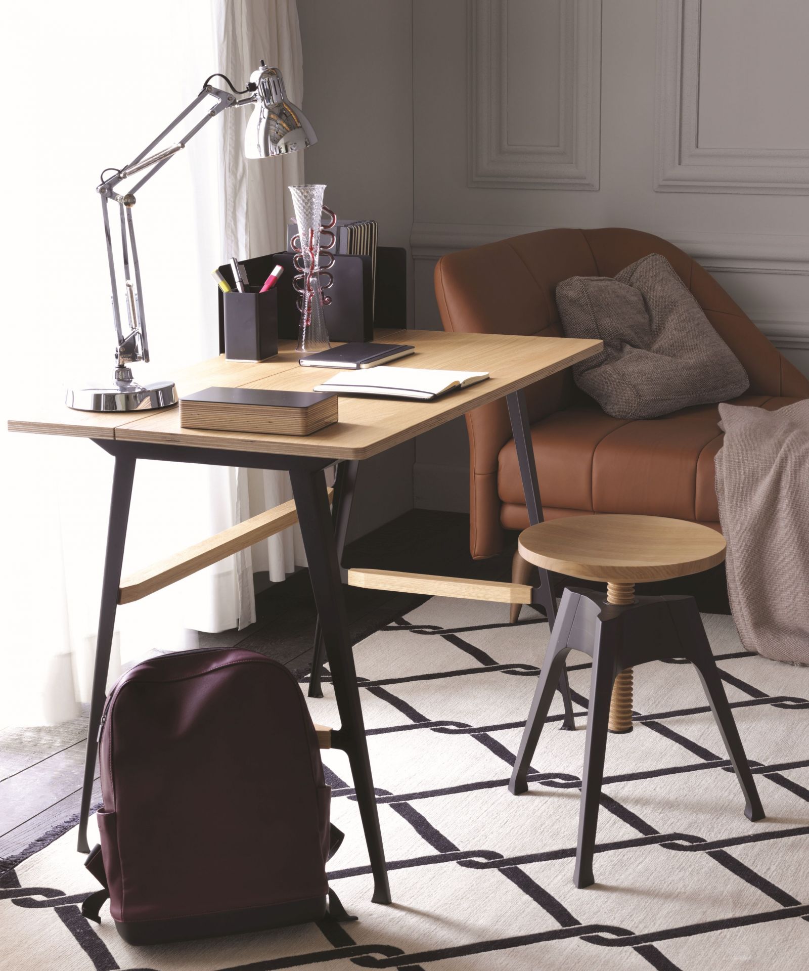 Driade Atelier Hocker aus Holz und Metall, höhenverstellbar, im modernen Arbeitszimmer.