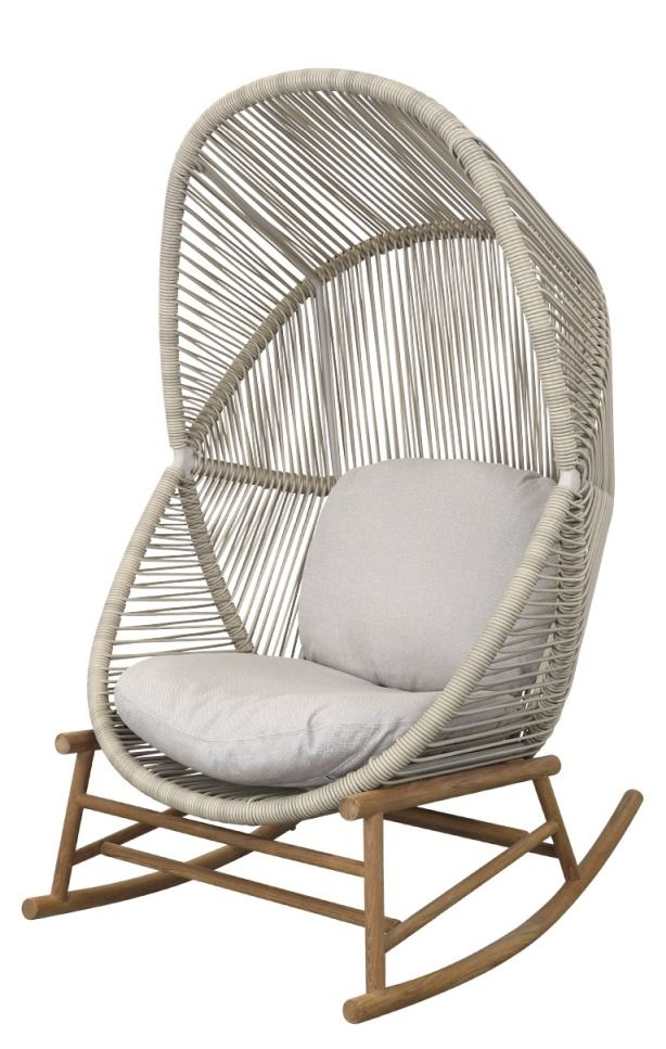 Bild eines Cane-Line Hive Schaukelstuhls für den Außenbereich, mit Kissen und Holzgestell.