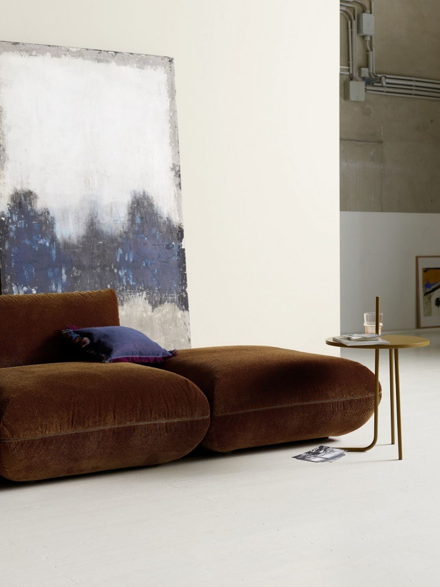 Jalis Cord Sofa in Bernstein: Modulares Sofa mit Cordbezug und kleinem Beistelltisch.
