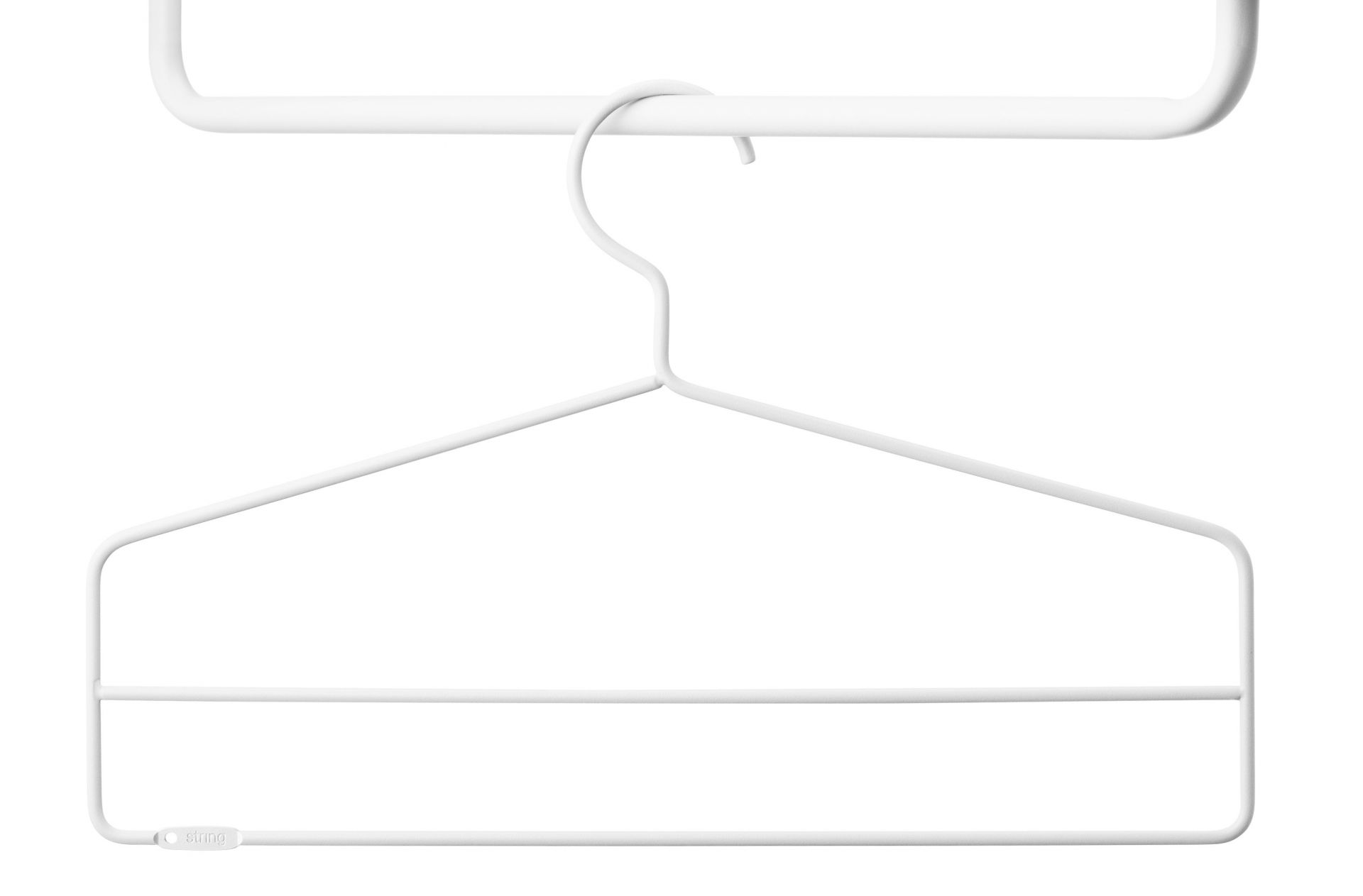 Weißer String Kleiderbügel für Kleidung, Teil eines 4er-Packs. Praktische Kleideraufbewahrung für Kleiderschrank und Garderobe.