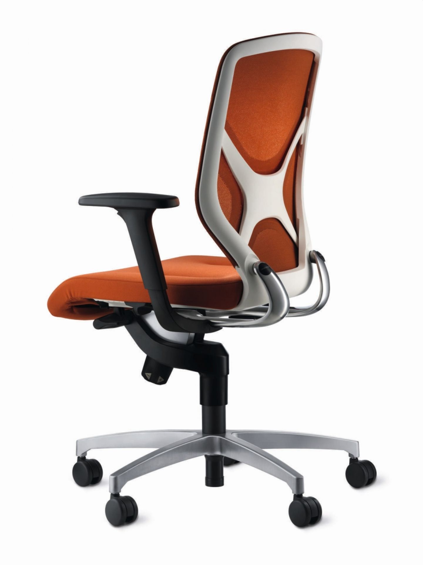 Wilkhahn IN Drehstuhl 184/7, orangefarbener Bürostuhl mit Netzrücken und silbernem Fußkreuz, ergonomischer Arbeitsstuhl.