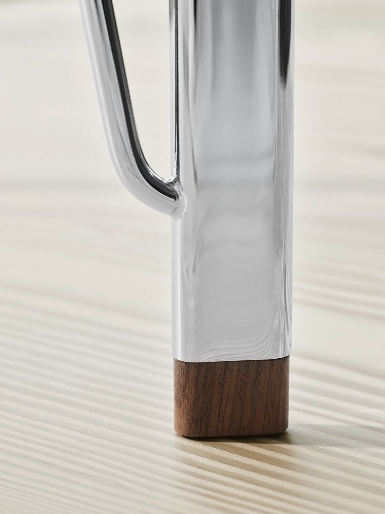Detailaufnahme des Beins vom Fritz Hansen FH3605 Schreibtisch: Chrom und Holzfuß.