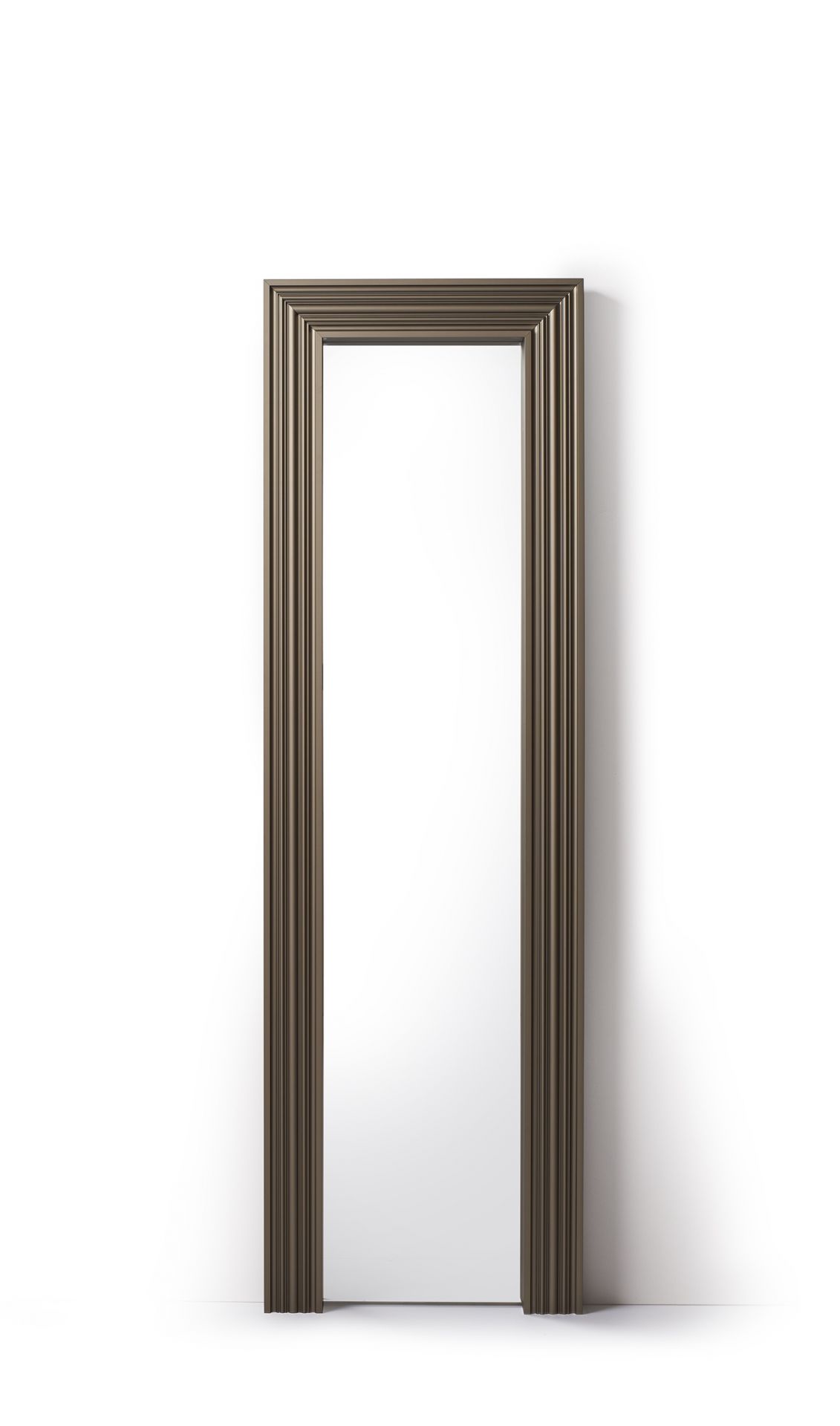 Oodh Standspiegel von Opinion Ciatti: Ganzkörperspiegel mit geriffeltem, bronzefarbenem Rahmen vor weißem Hintergrund.