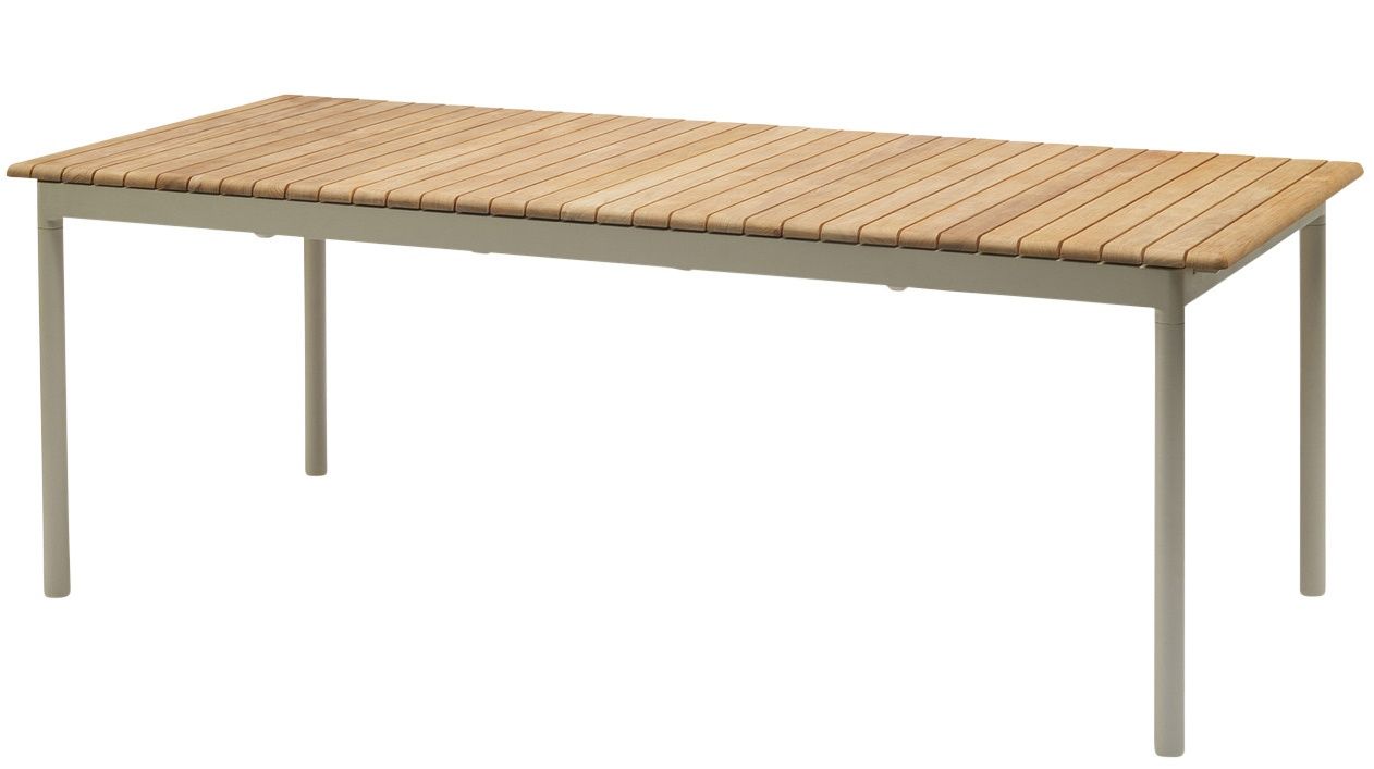 Pelagus Tisch von Skagerak: Rechteckiger Outdoor-Tisch mit Holzlatten und grauem Gestell.
