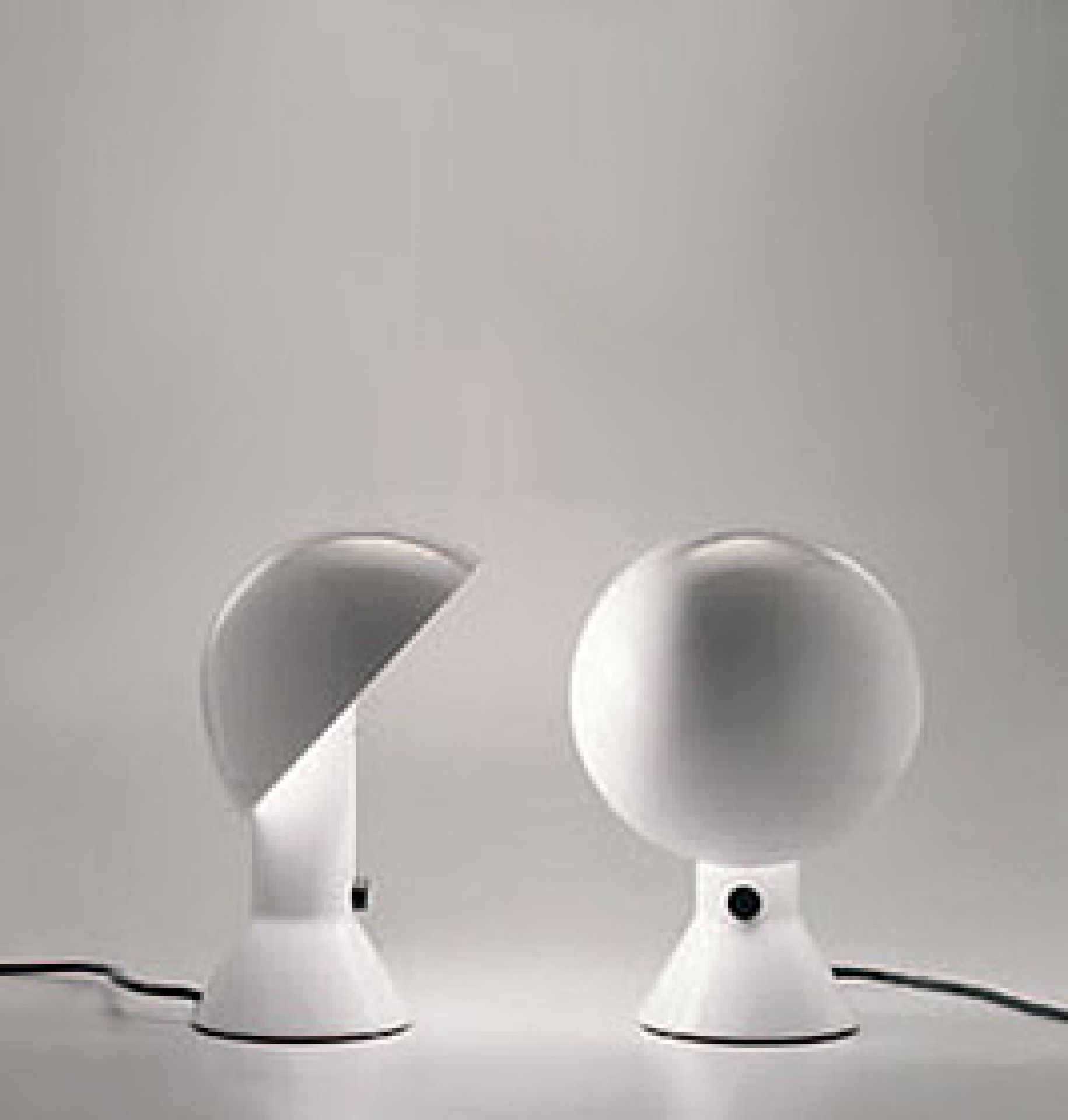 Grüne Elmetto Tischleuchte von Martinelli Luce: Design Lampe für Nachttisch oder Schreibtisch.