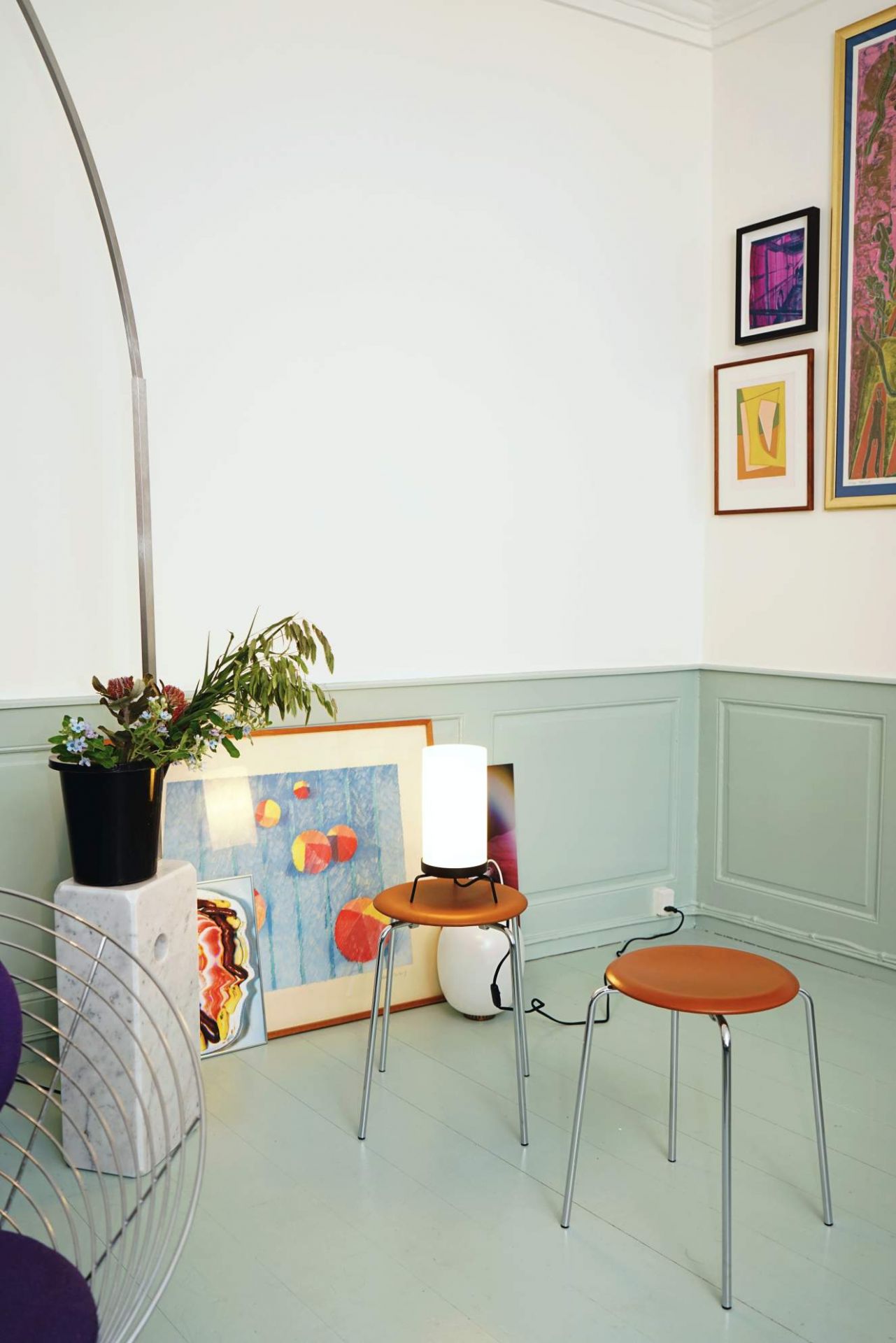 Zwei Dot Hocker von Fritz Hansen in braun mit Chrombeinen in einem hellen Raum.