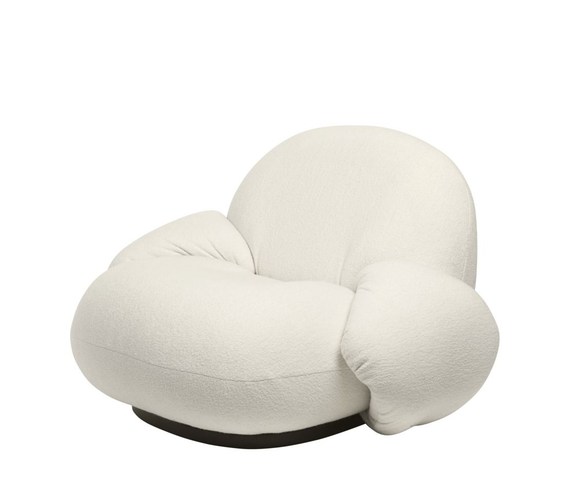 Elfenbeinfarbener Pacha Lounge Chair Sessel mit Armlehnen und schwarzem Drehfuß von Gubi.