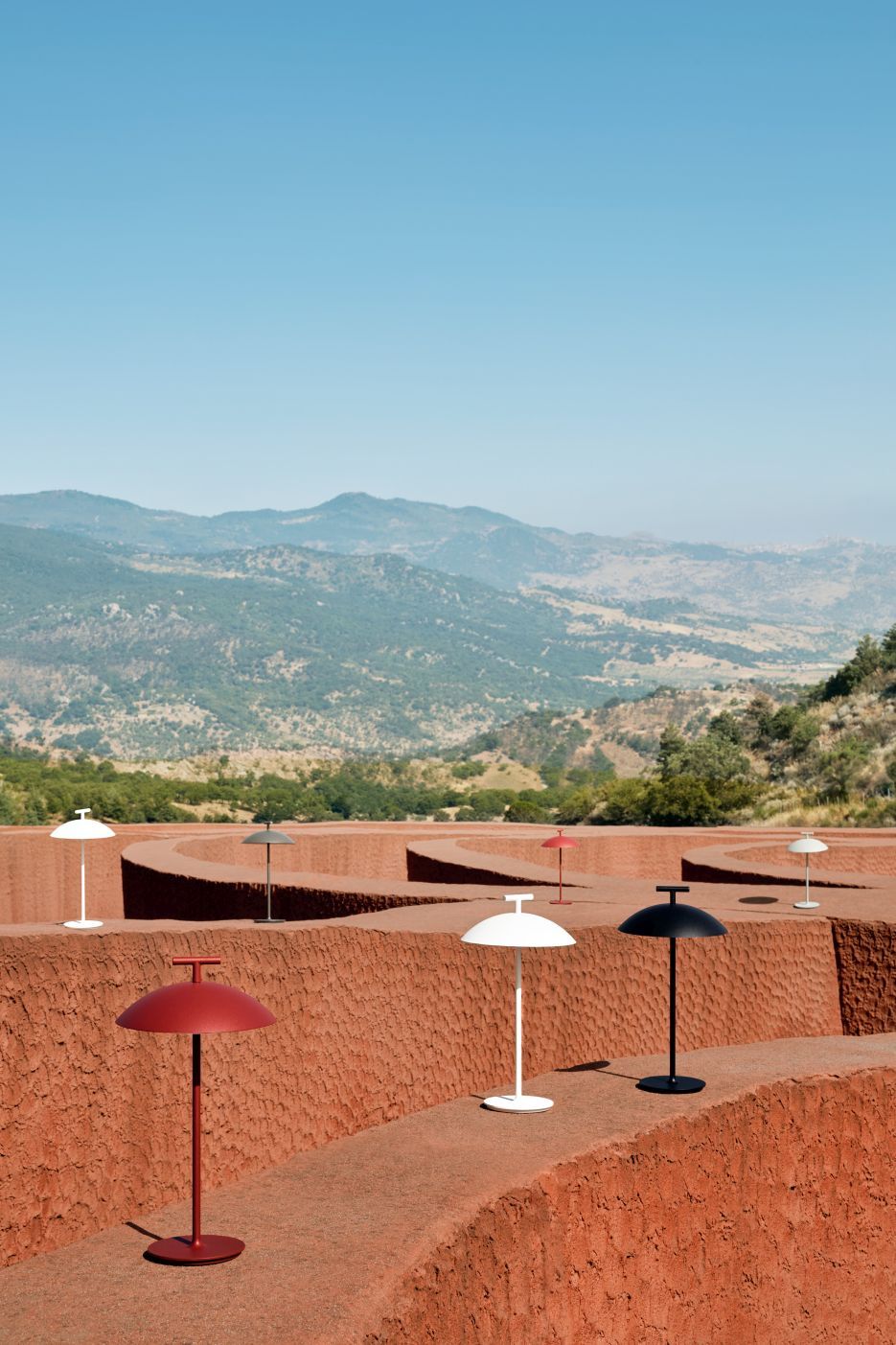 Schwarze Mini Geen-A Tischleuchte von Kartell in Szene gesetzt, moderne Designlampe für Innenräume.