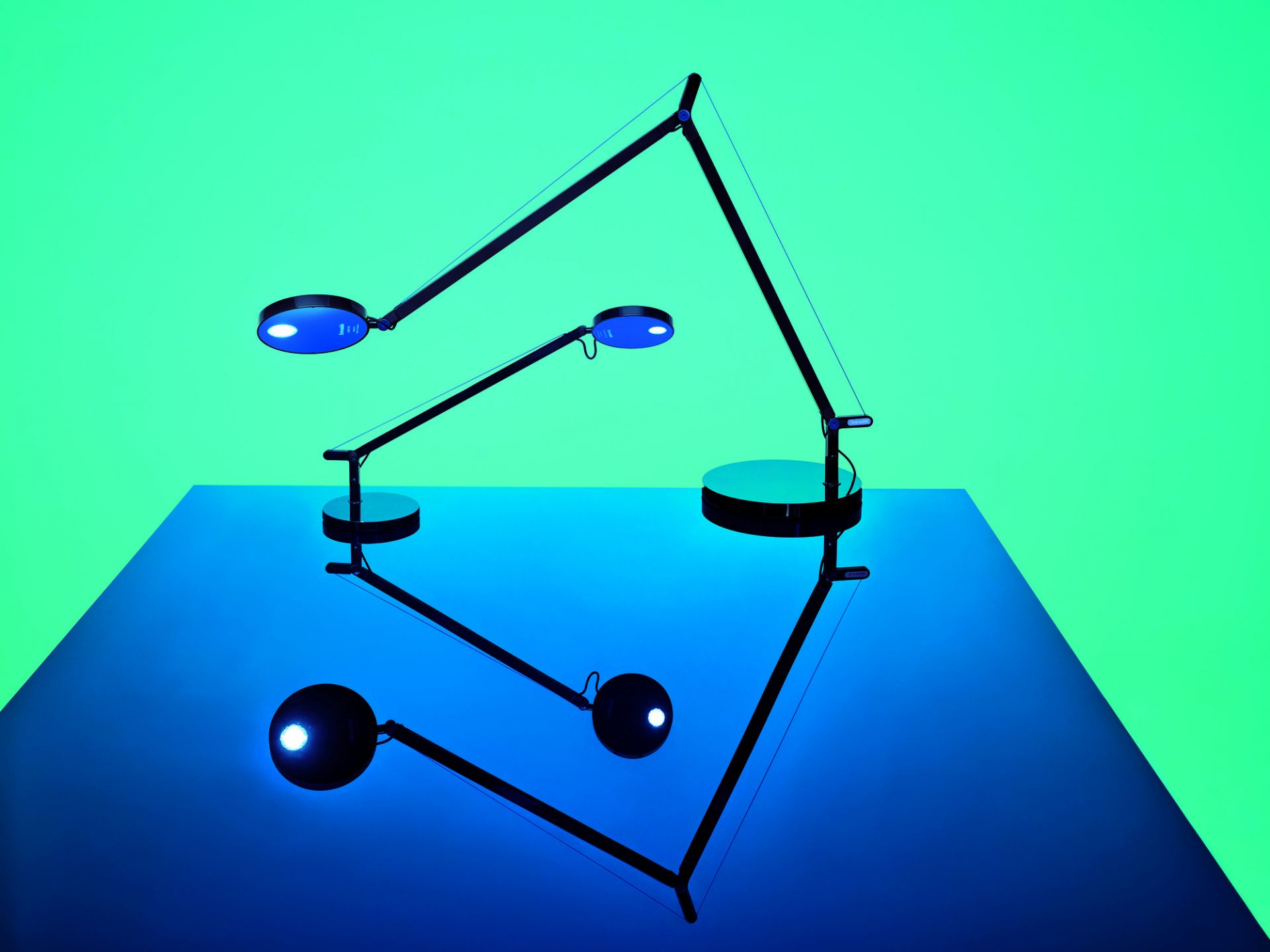 Demetra Tischleuchte von Artemide: Detailaufnahme des Fußes der modernen Schreibtischlampe.