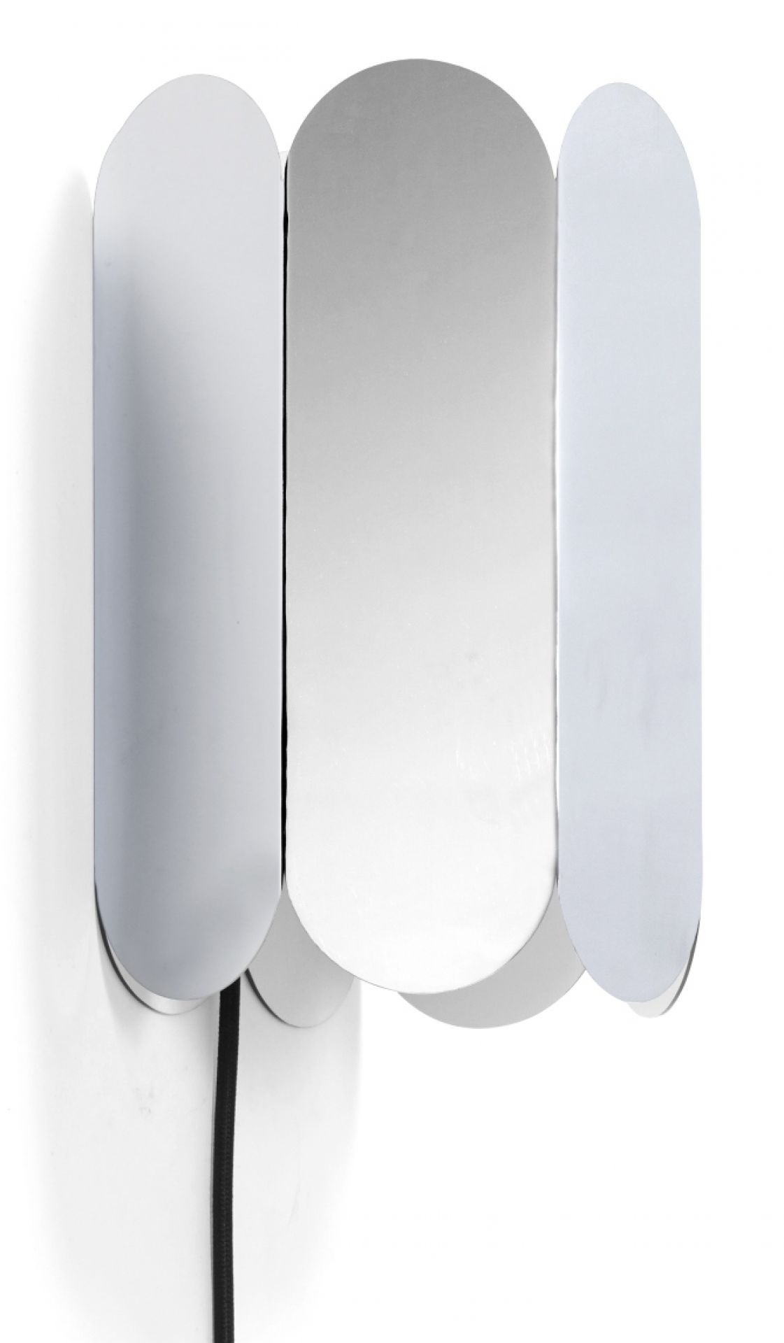 Arc Switch Wandleuchte: Moderne Wandlampe mit Spiegelelementen und schwarzem Kabel, ideal für stilvolle Innenräume.