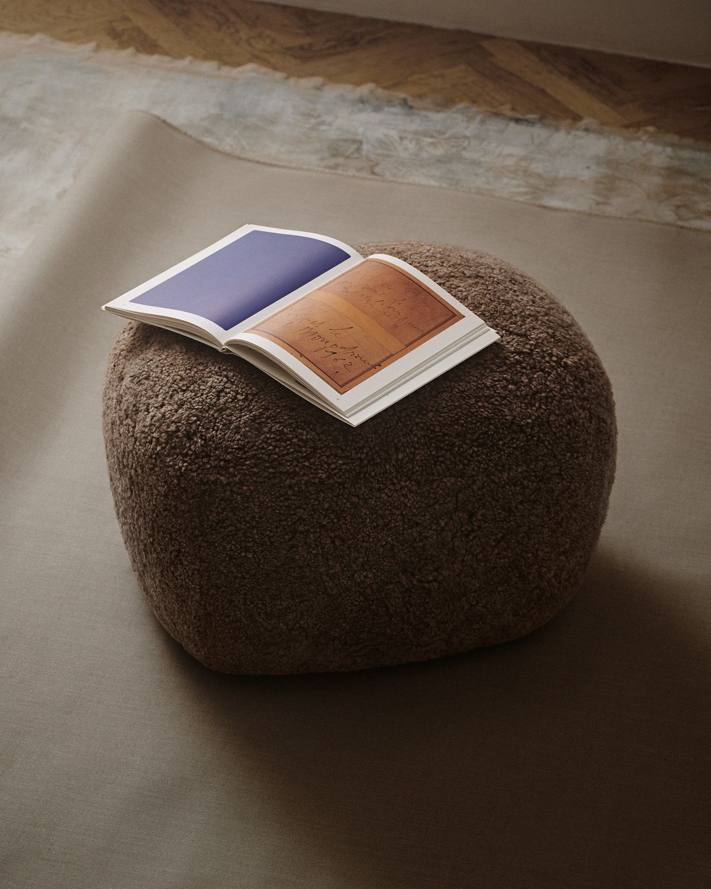Brauner Little Big Pouf Hocker mit Buch, ideal als Sitzhocker und Fußhocker.