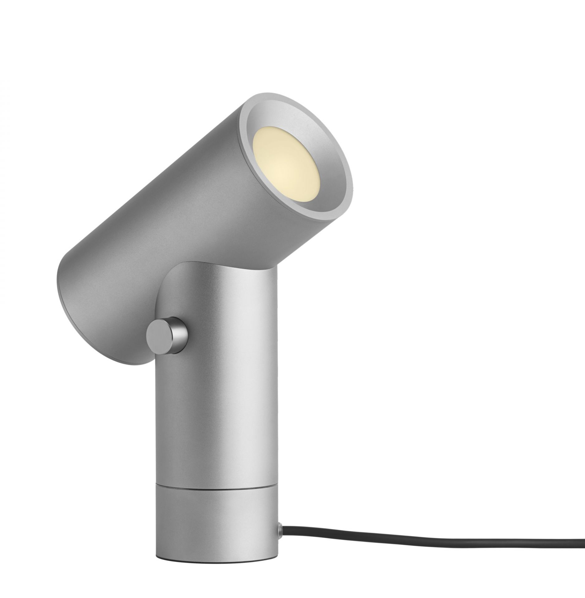 Silberne Muuto Beam Tischleuchte mit zylindrischem Design und warmem Lichtschein, modernes Wohnaccessoire.