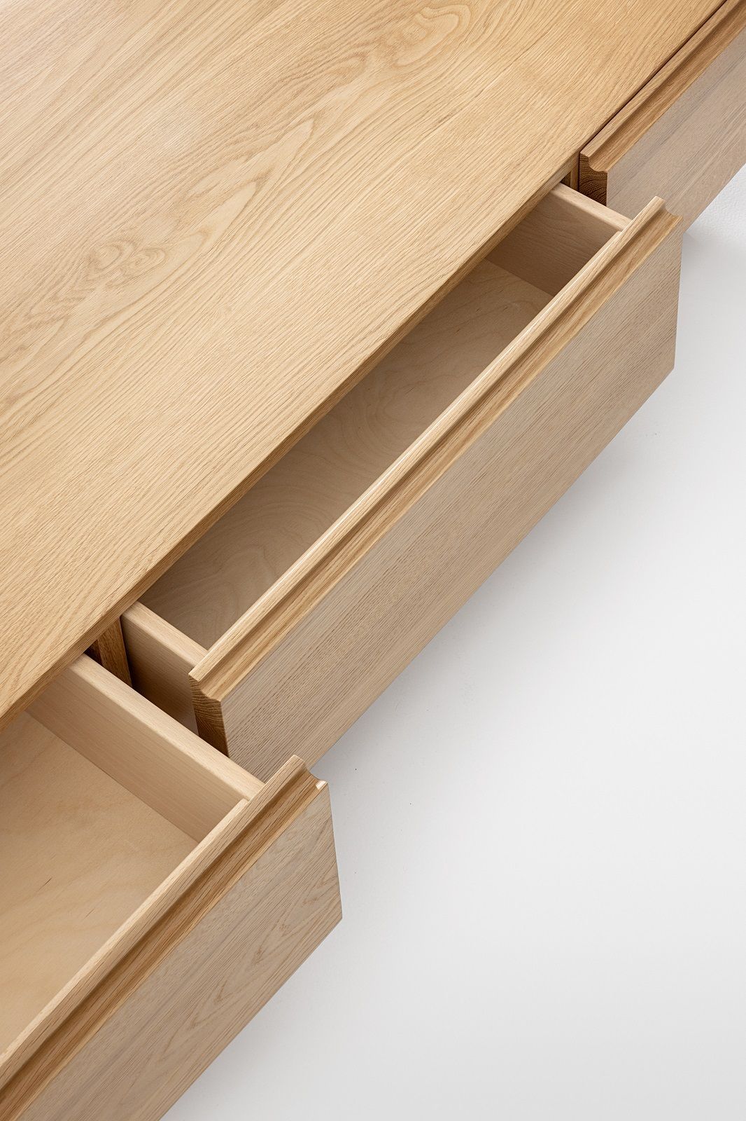 Detailaufnahme: Zeitraum Sideboard aus Massivholz mit offenen Schubladen. Hochwertige Holzverarbeitung.