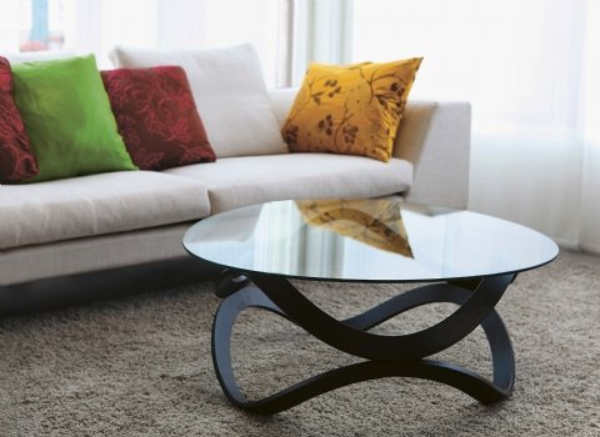 Newton Sofatisch von Karl Andersson & Soener: Runder Couchtisch mit Glasplatte und geschwungenem Holzgestell.