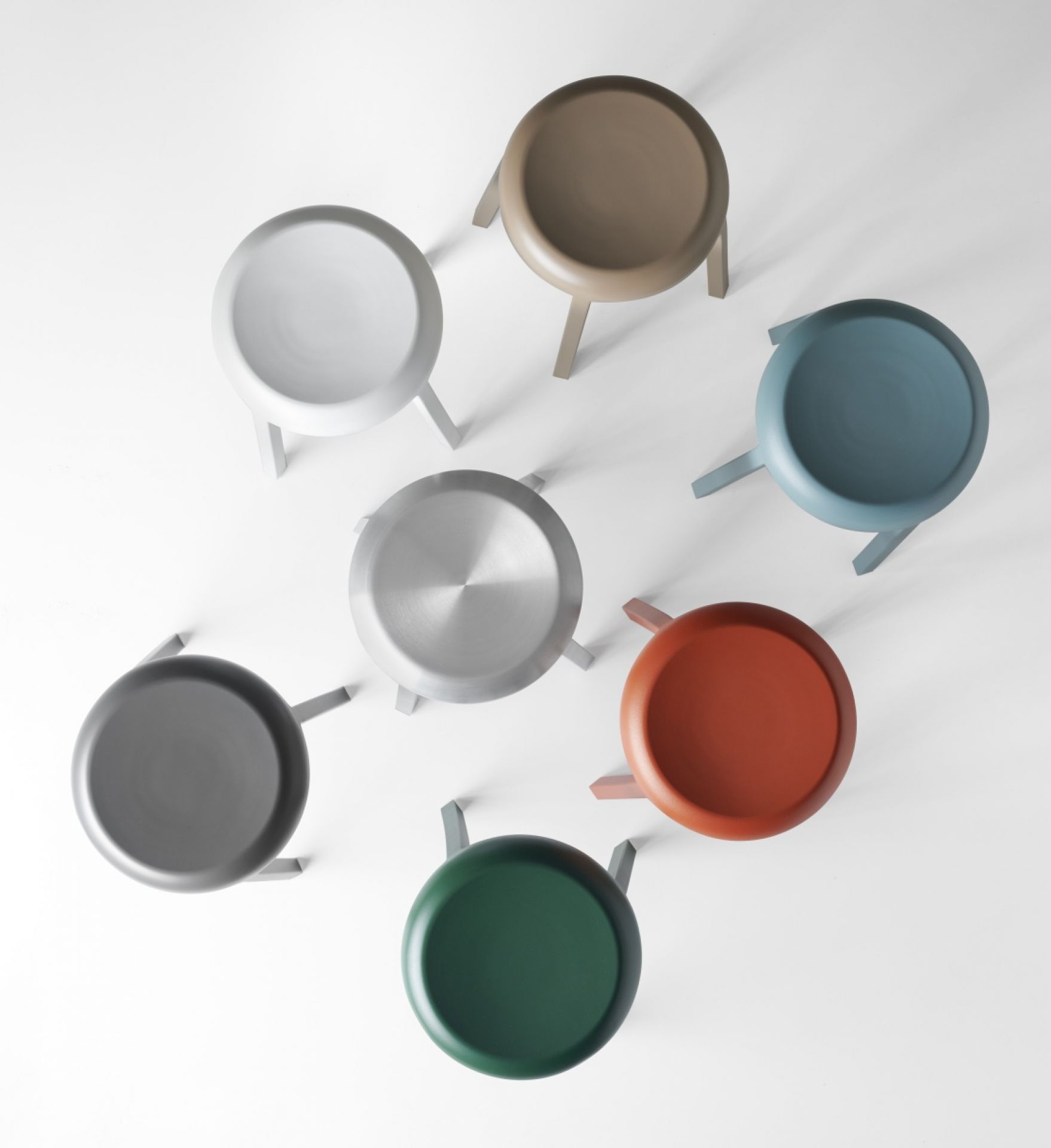 Ansicht von oben: Mehrere Za Stool Hocker von Emeco aus Aluminium in verschiedenen Farben.