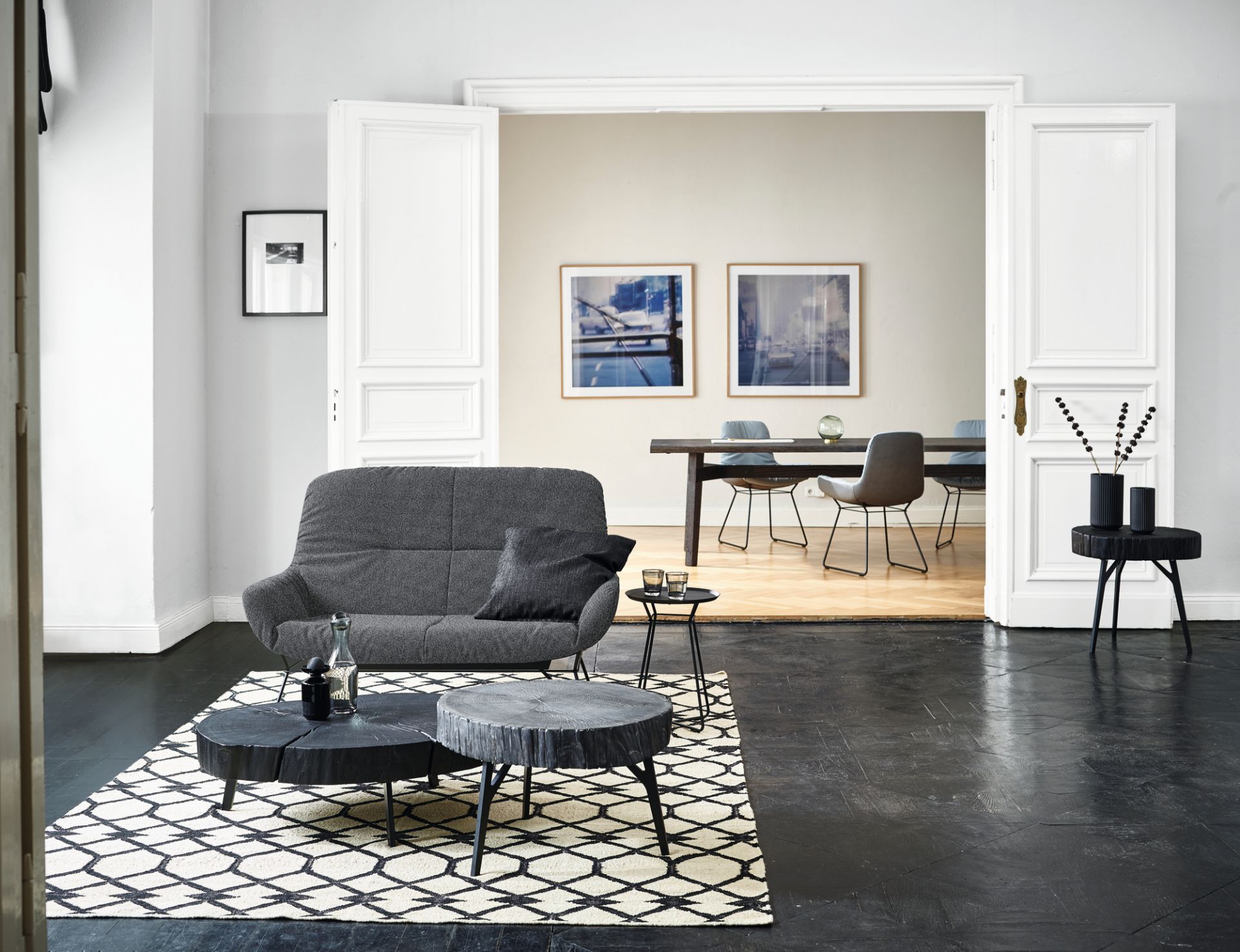 Wohnzimmer-Szene mit Janua Stomp Beistelltisch H28 roh, Couch und Teppich. Moderner, rustikaler Look.