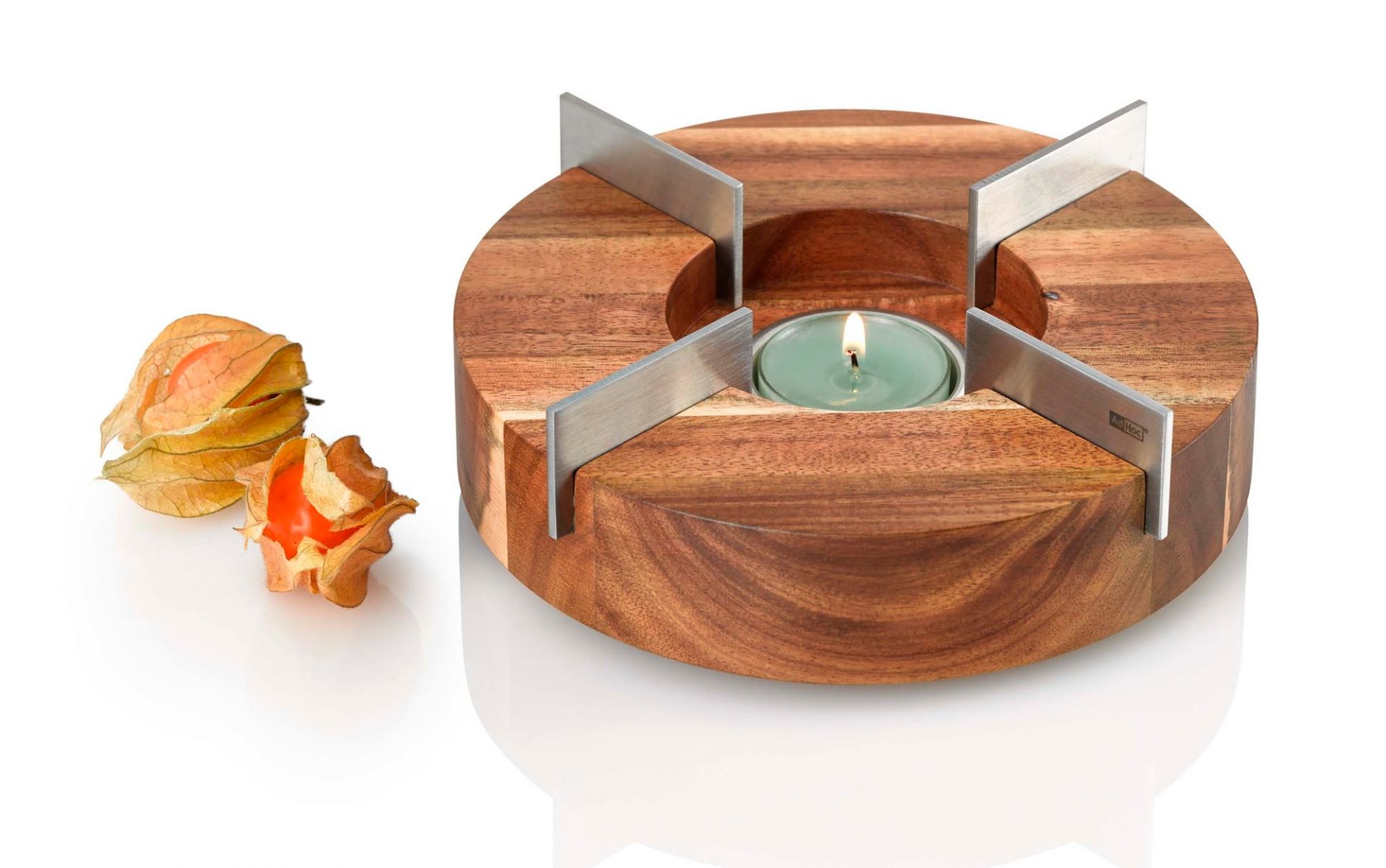 AdHoc Stövchen aus Holz mit Teelicht und Edelstahlauflagen zum Warmhalten von Speisen.