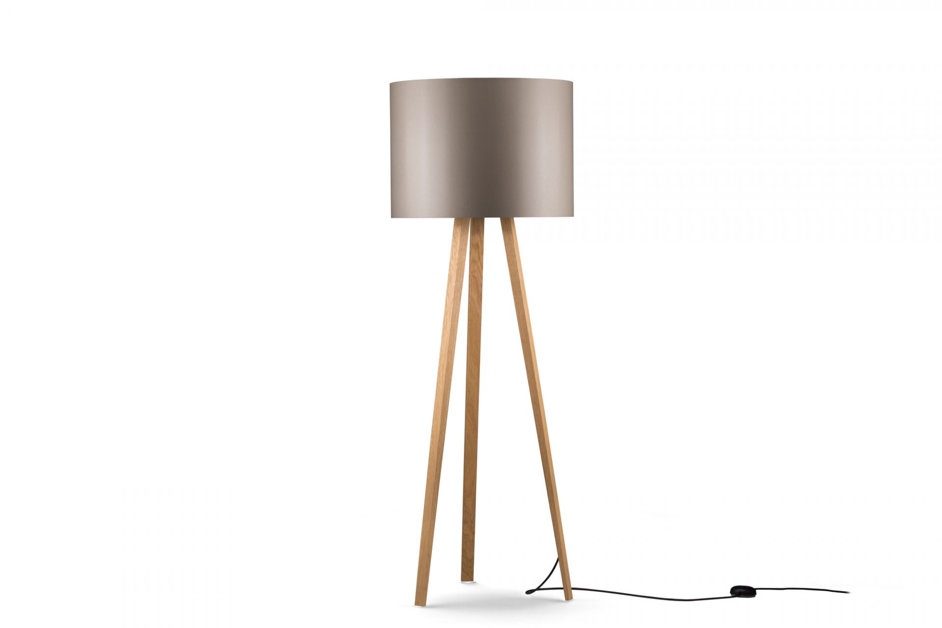 Luca Standleuchte von Maigrau: Stehlampe mit bronzegrauem Schirm und Eiche-Natur Stativ.