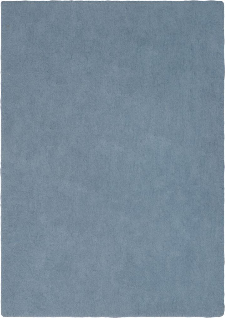 Blauer, rechteckiger Filzteppich (180x260 cm) von myfelt. Detailaufnahme des Teppichs mit feiner Textur.