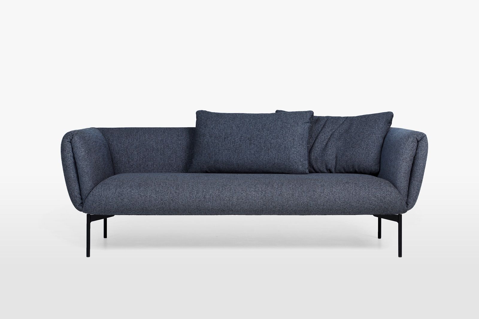 Blaues Prostoria Impression Sofa mit zwei Kissen und schwarzen Füßen vor weißem Hintergrund.