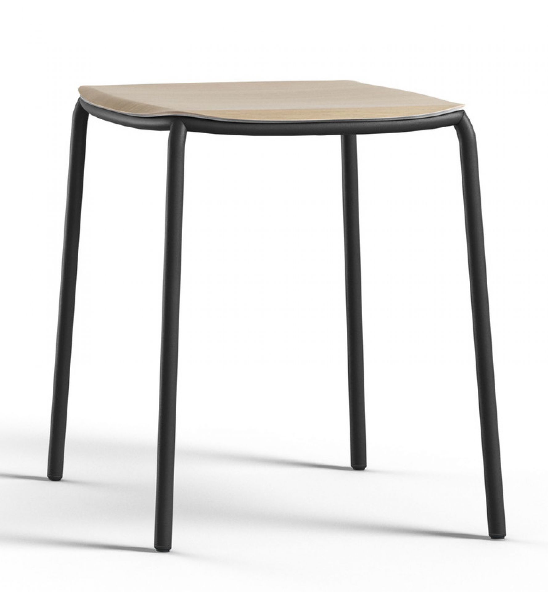 Nate Hocker von Brunner: Moderner Hocker mit hellem Holz-Sitz und schwarzem Metallgestell.