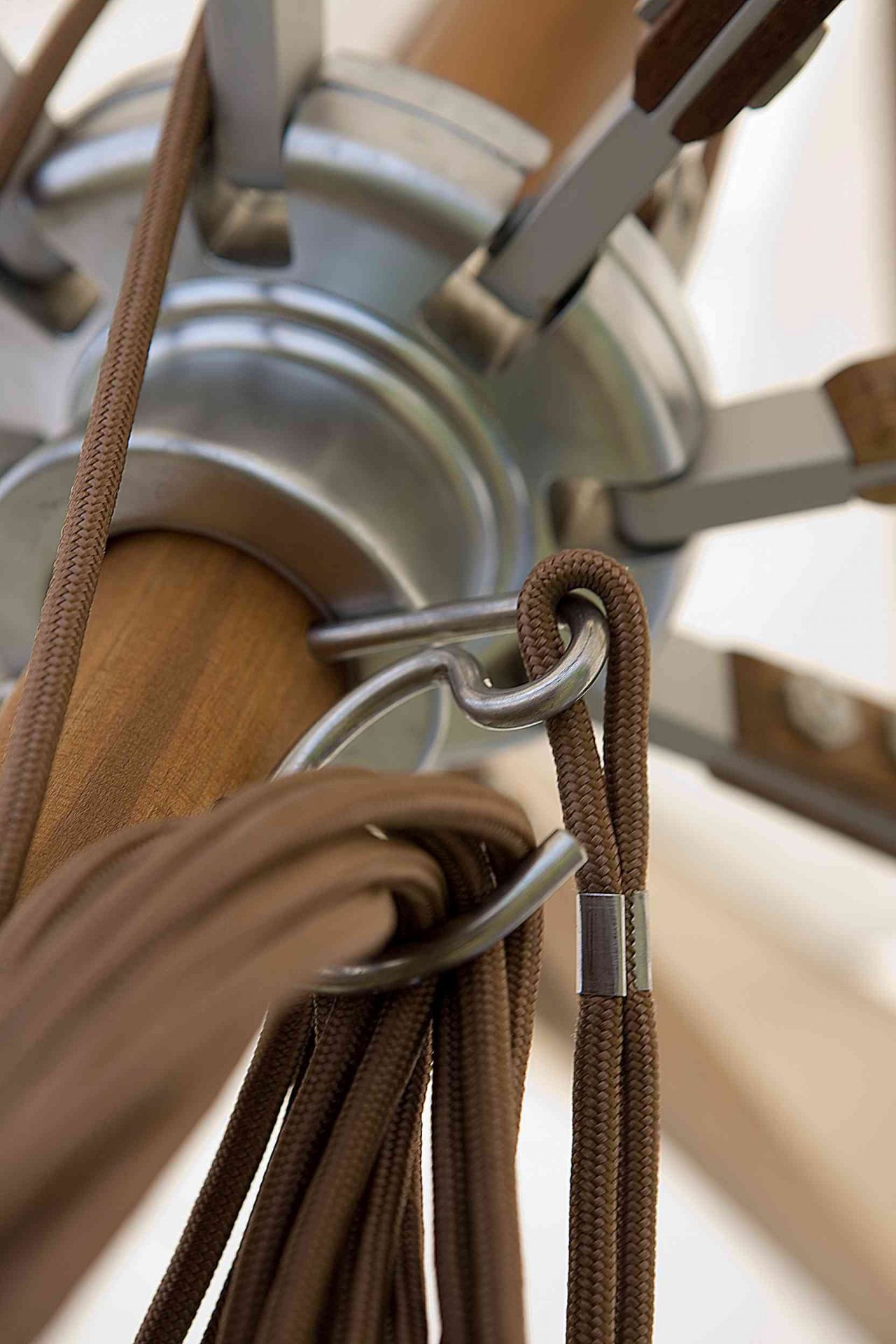 Detailaufnahme des Atlantis Sonnenschirms von Skagerak: Mechanismus mit Seilzug und Holzstamm.