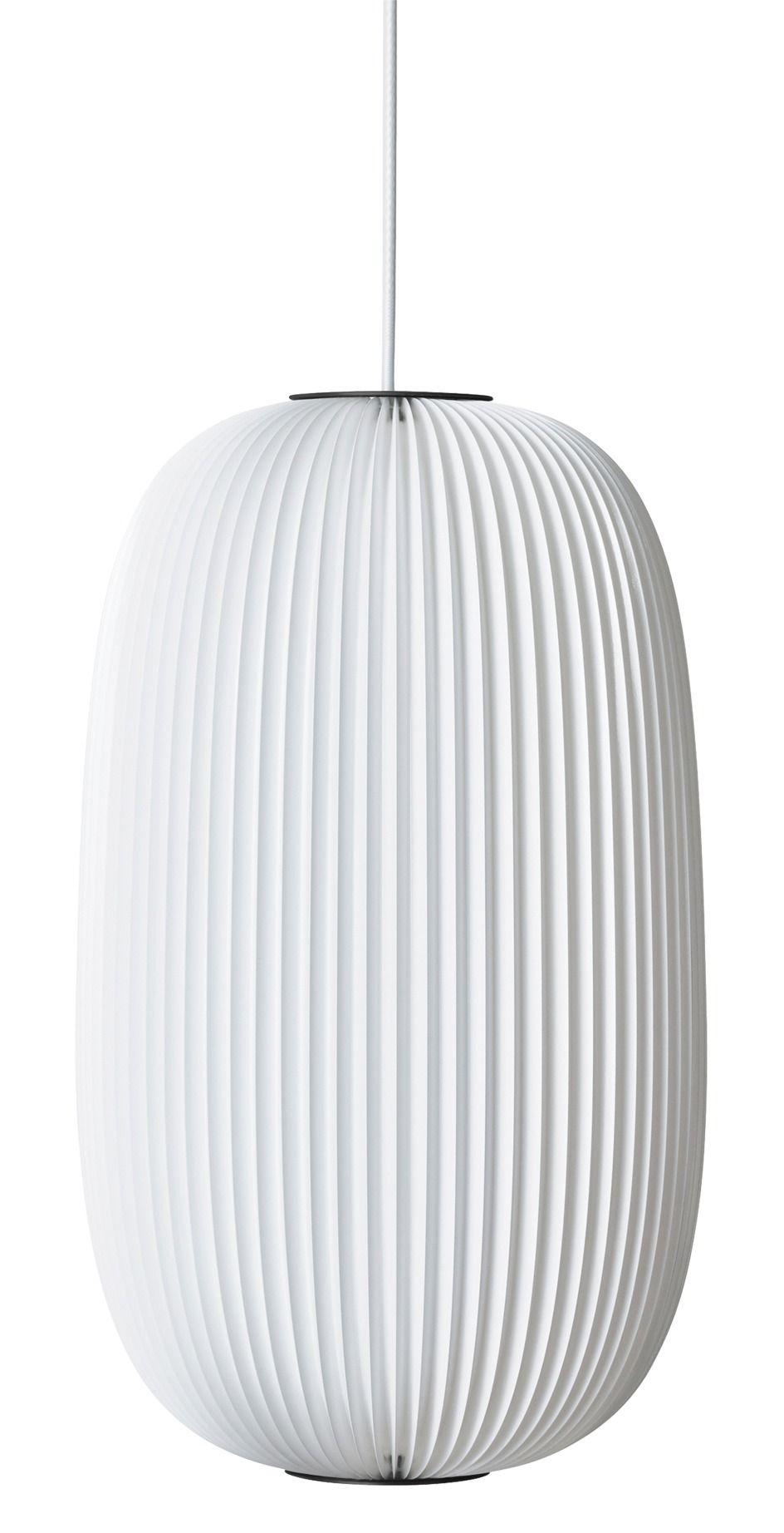Weiße Lamella Pendelleuchte von Le Klint mit plissiertem Lampenschirm und schwarzem Ring.