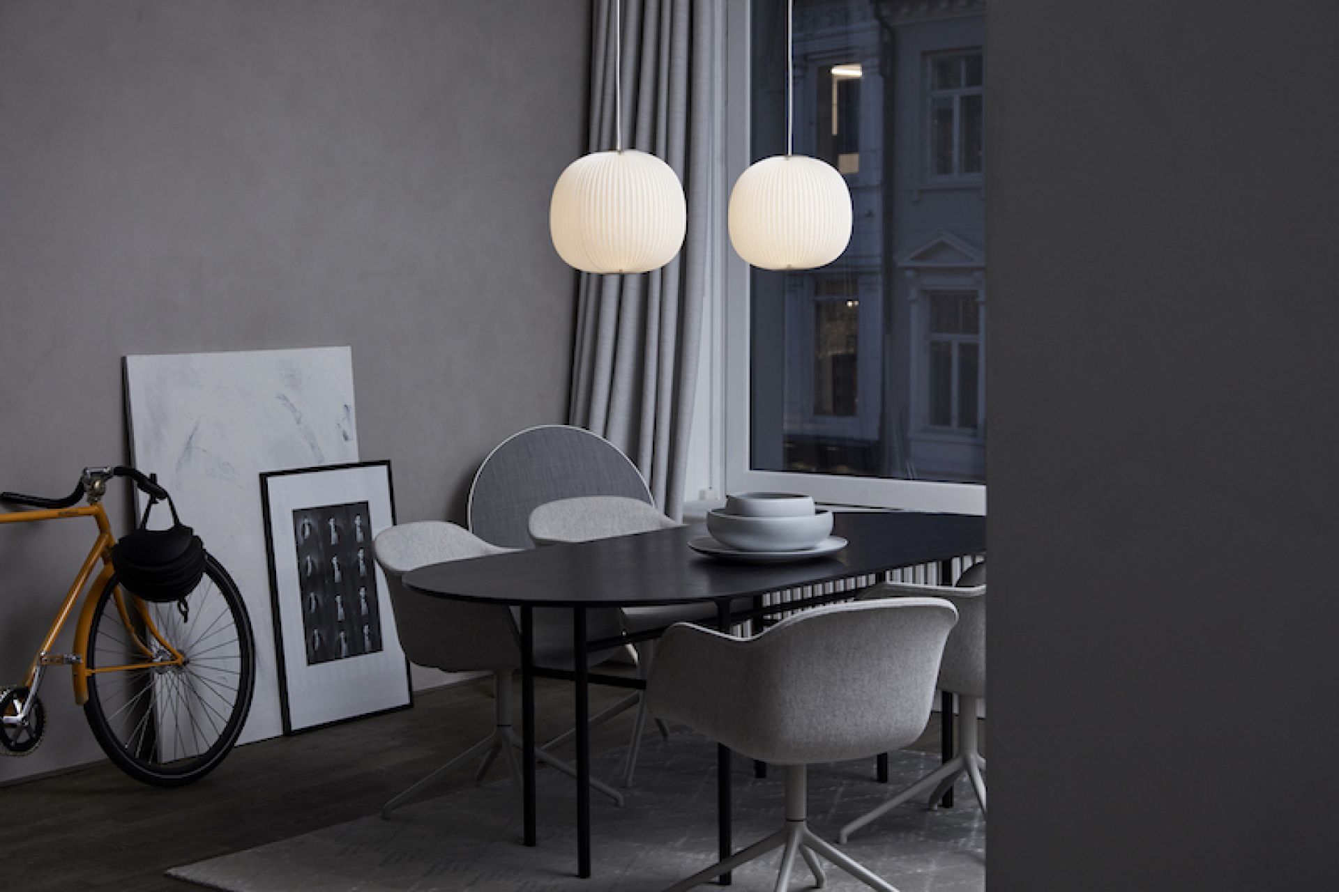 Zwei Lamella Pendelleuchten von Le Klint über einem Esstisch in modernem Wohnraum.