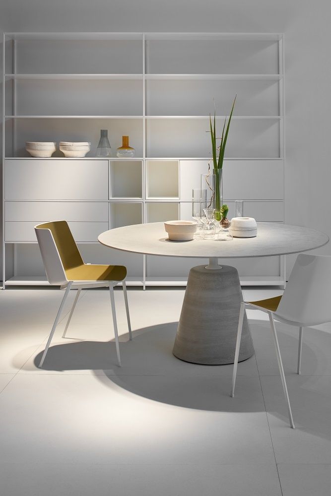 AÏKU Stuhl mit Metallbeinen in Weiß und Taubengrau am Esstisch. Moderner Designstuhl.