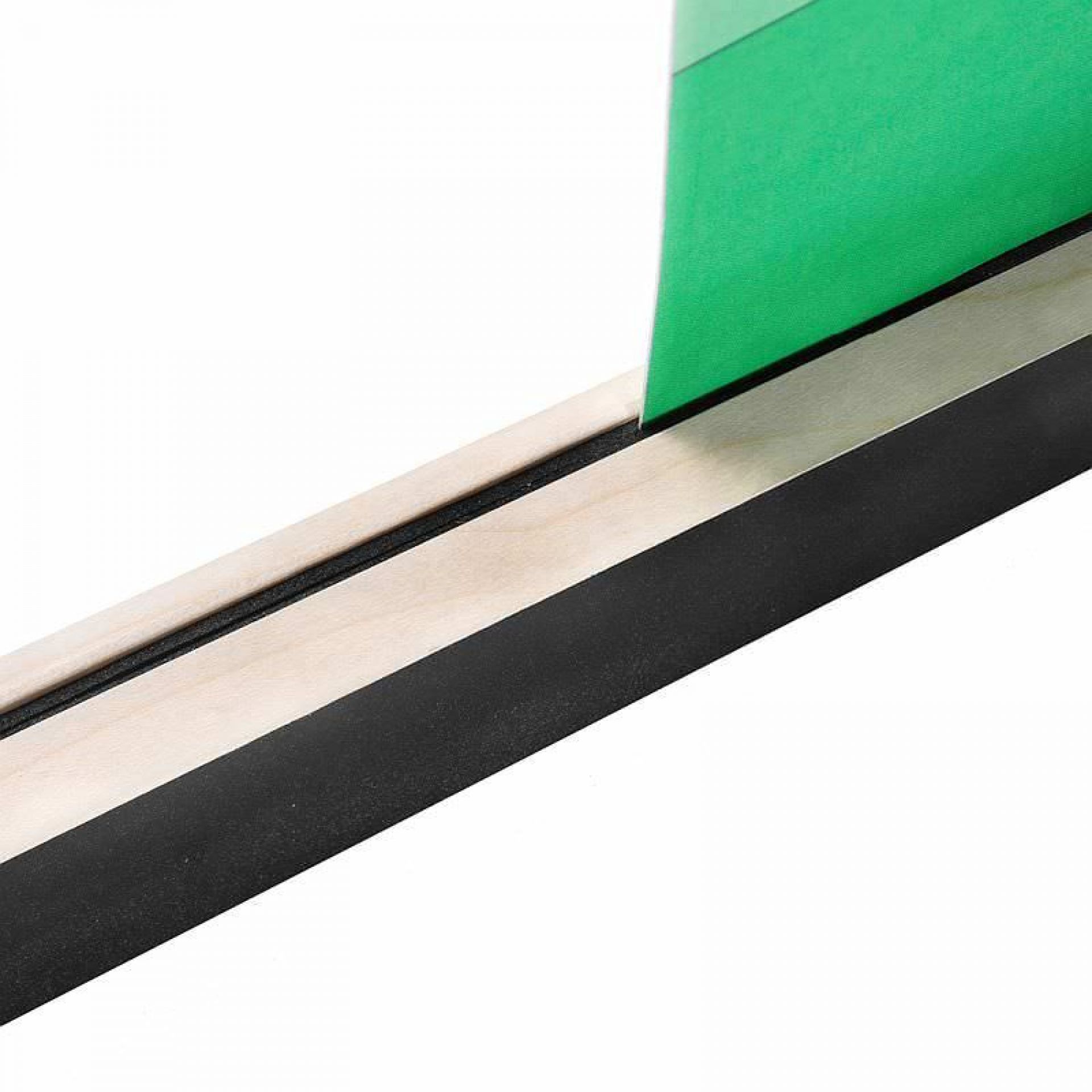 Detailaufnahme: Clip Rail Klemmleiste mit Tafellack, zum einfachen Aufhängen von Bildern und Notizen.