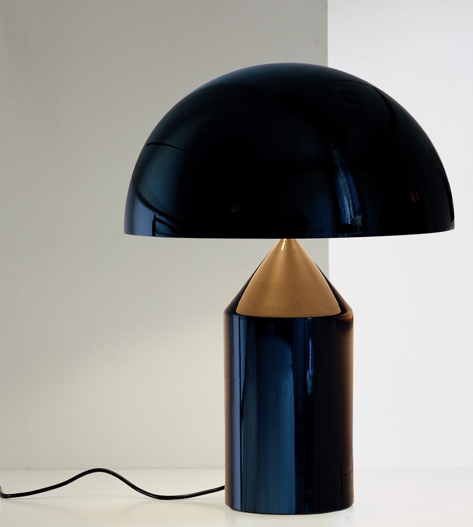 Schwarze Atollo Tischleuchte von Oluce aus Aluminium. Design Lampe mit halbrunder Form für Wohnzimmer.