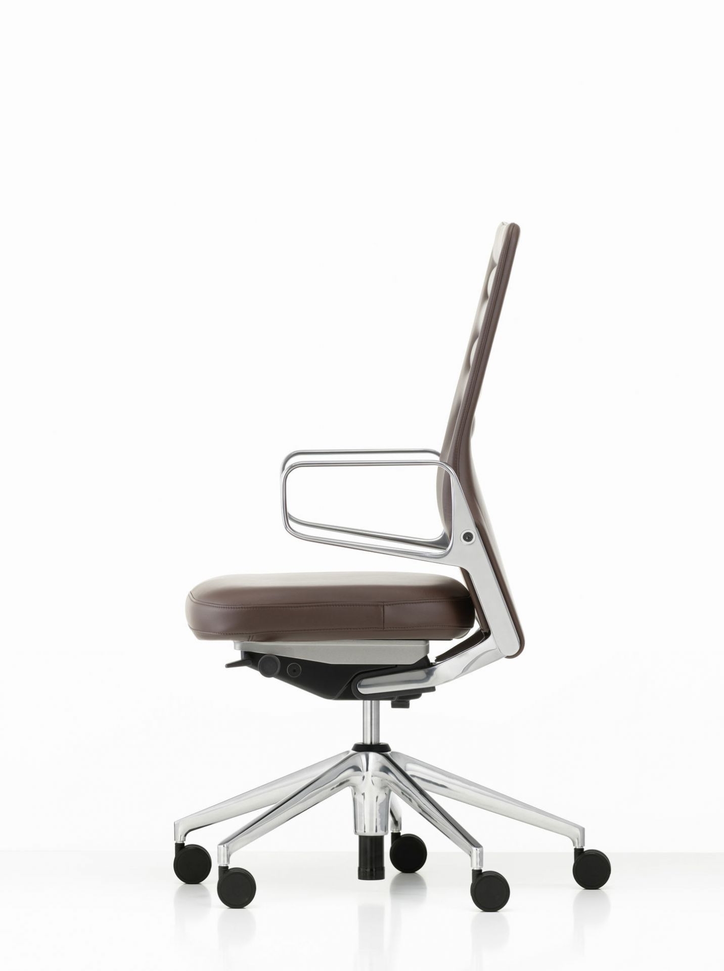 Vitra AC5 Work Bürostuhl, braunes Leder, Chromgestell, ergonomischer Drehstuhl mit Lumbalstütze.