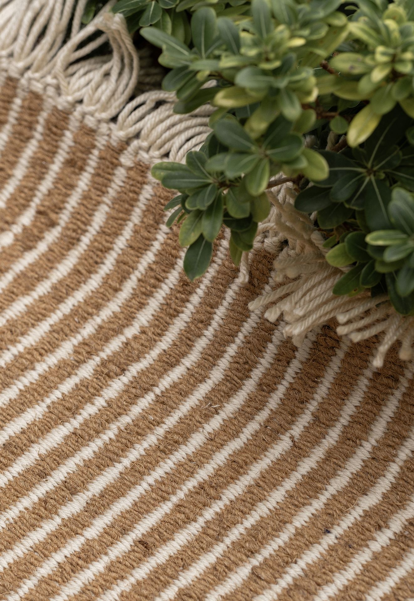 Detailaufnahme Nanimarquina Garden Outdoor Teppich mit Streifenmuster und Fransen, ideal für Terrasse und Garten.