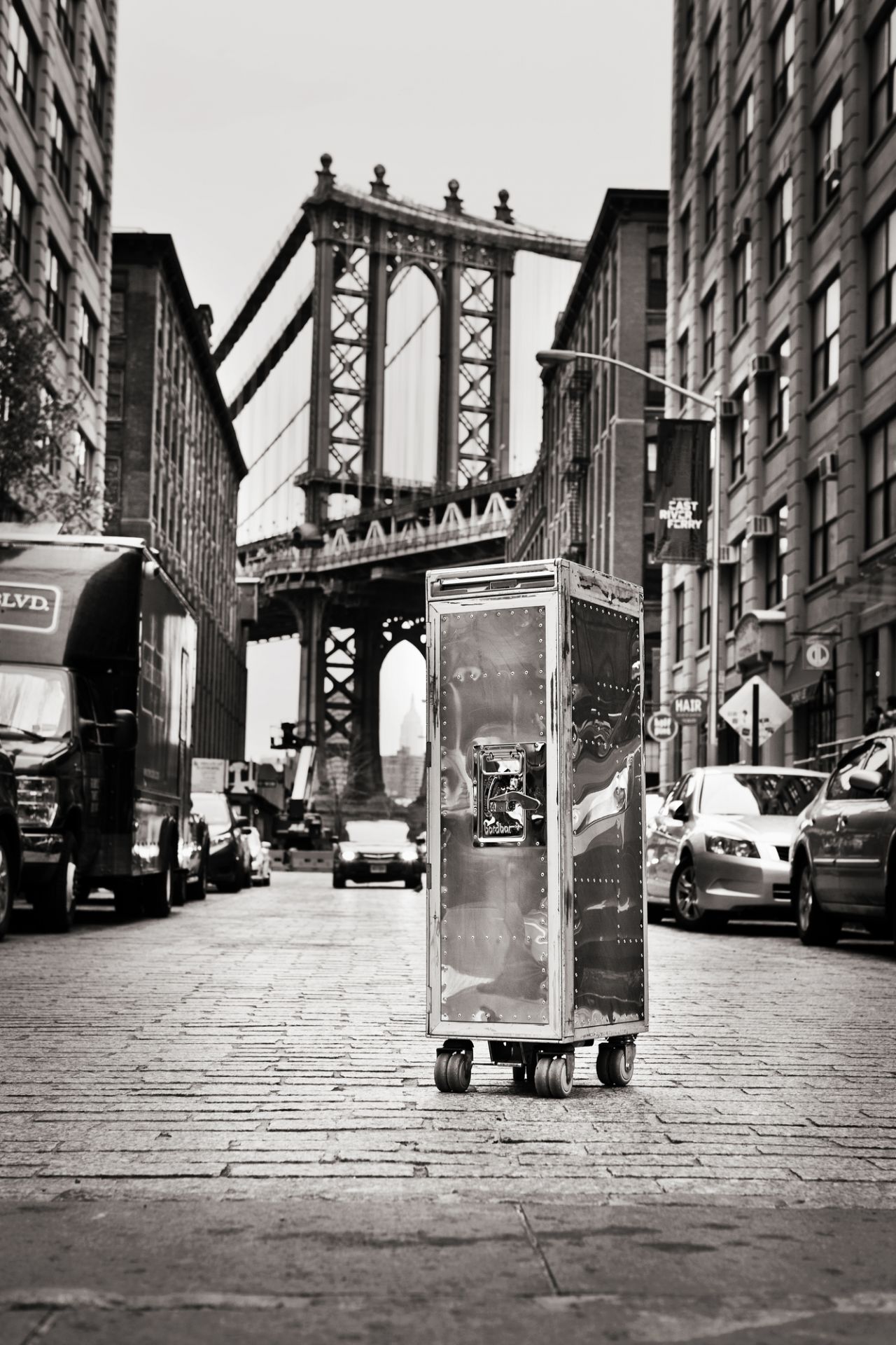 Rivet Rocker Flugzeugtrolley Bordbar im urbanen Umfeld, ideal als Barwagen oder Designmöbel.