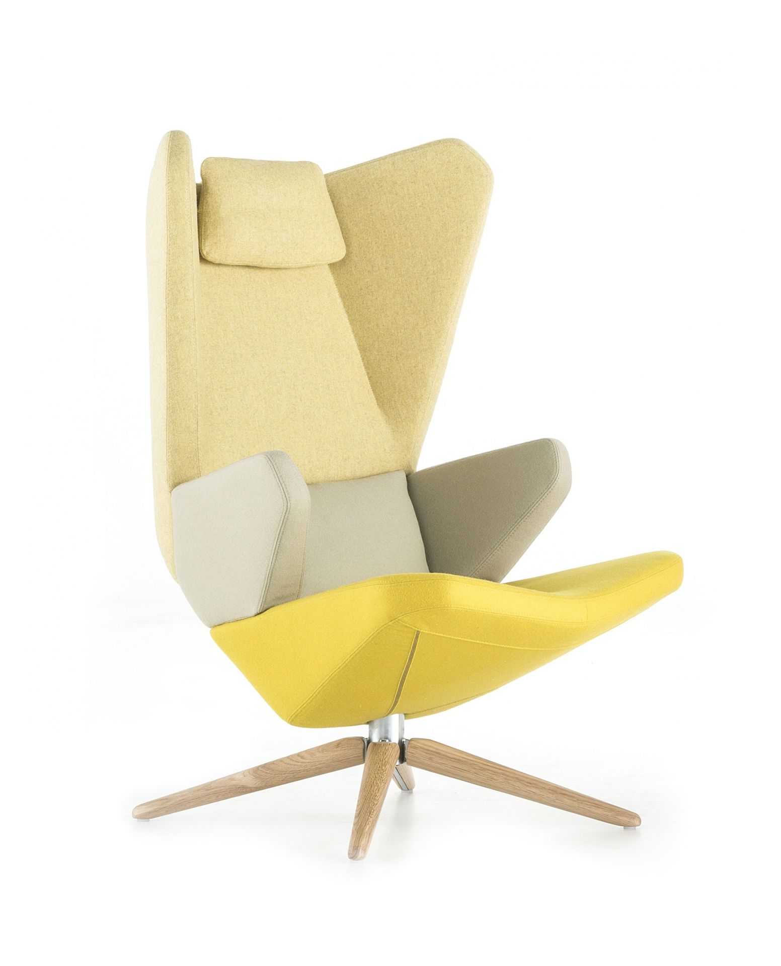 Trifidae Sessel von Prostoria, gelber Lounge Sessel mit hoher Rückenlehne und Holzfußkreuz.