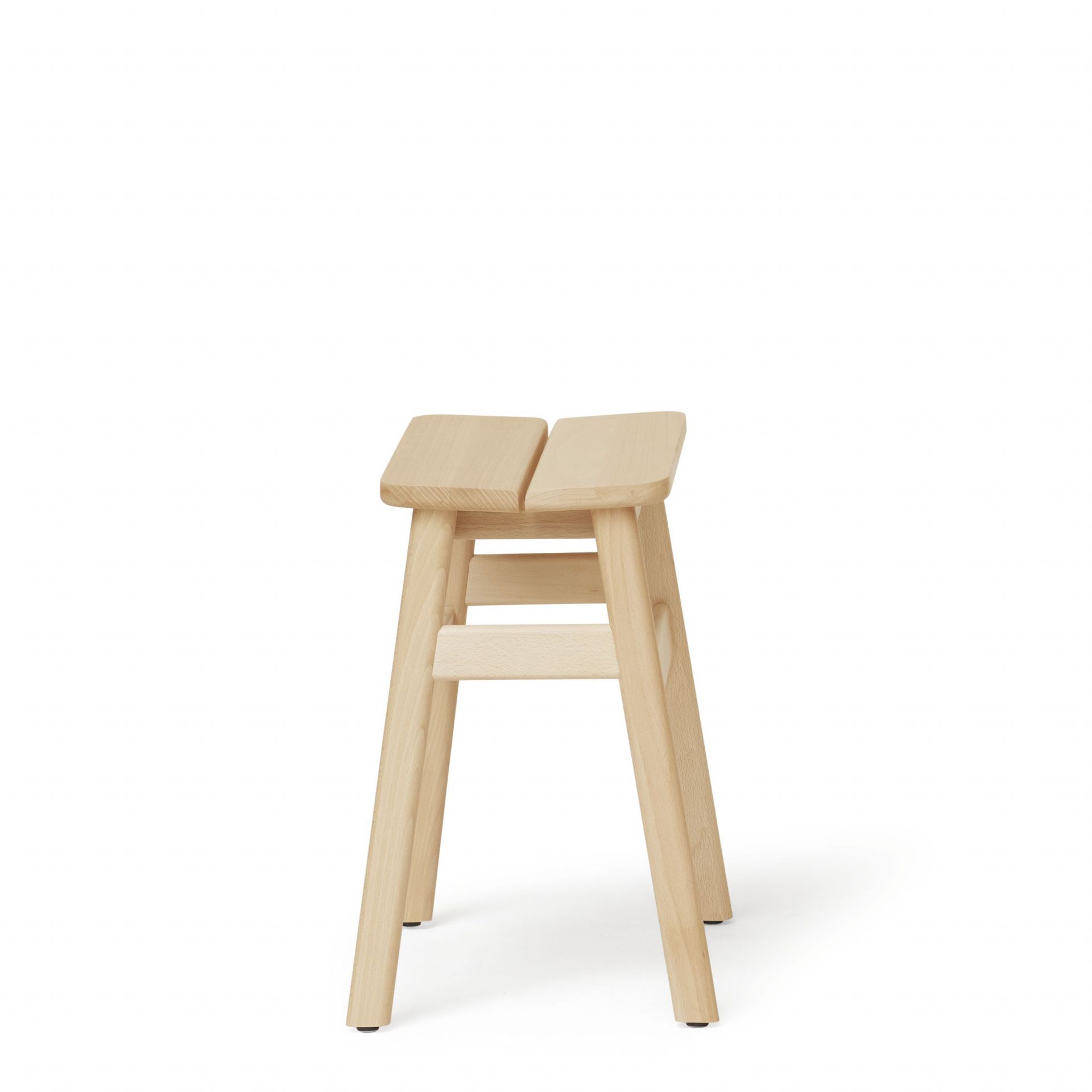 Angle Standard Hocker von Form & Refine aus hellem Holz, seitliche Ansicht. Design Hocker.