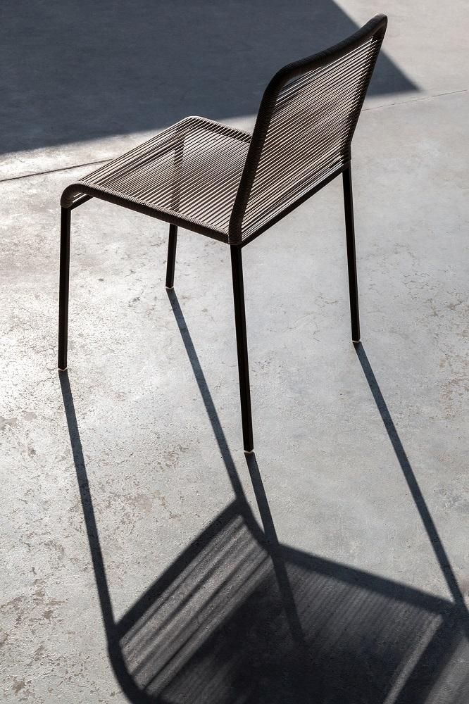 ARIA Stuhl, stapelbarer Outdoor Stuhl von La Palma, braunes Geflecht, modernes Design für Garten und Terrasse.