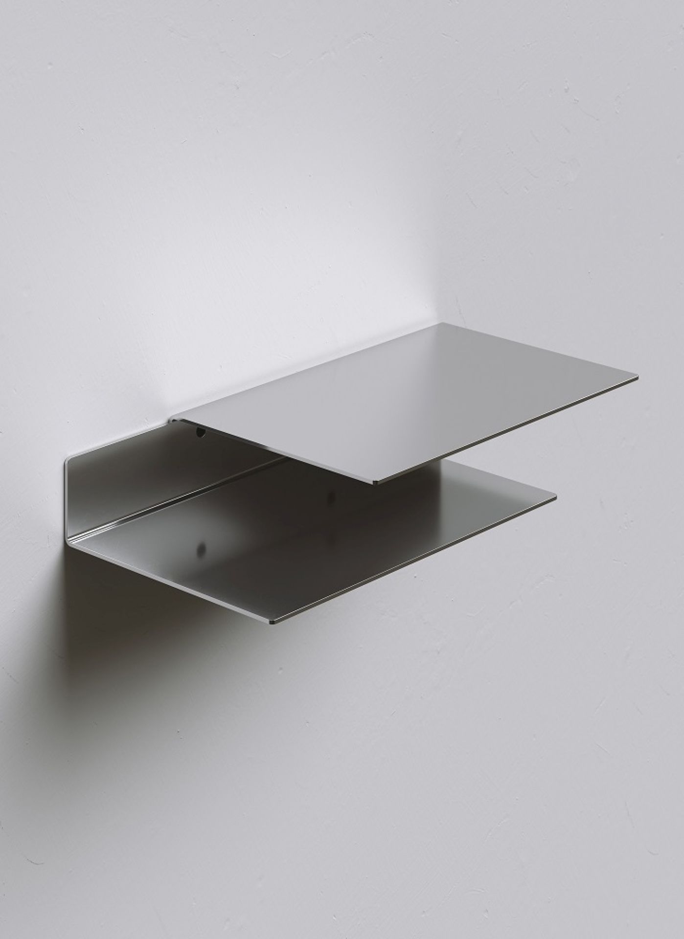 Silbernes Float Shelf Wandregal von New Tendency, minimalistisches Design für moderne Wohnräume.