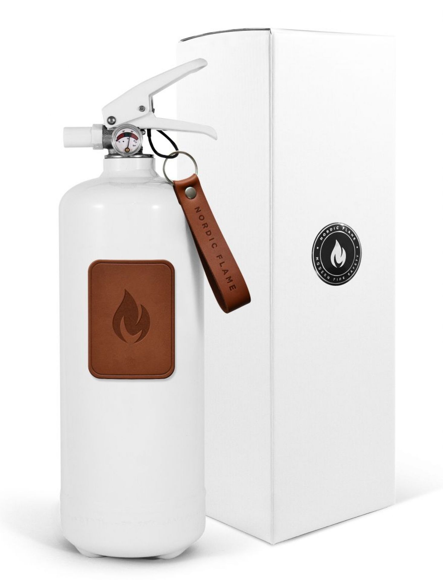 Weißer 2 Kg Feuerlöscher Leather Edition mit dunklem Lederemblem von Nordic Flame.