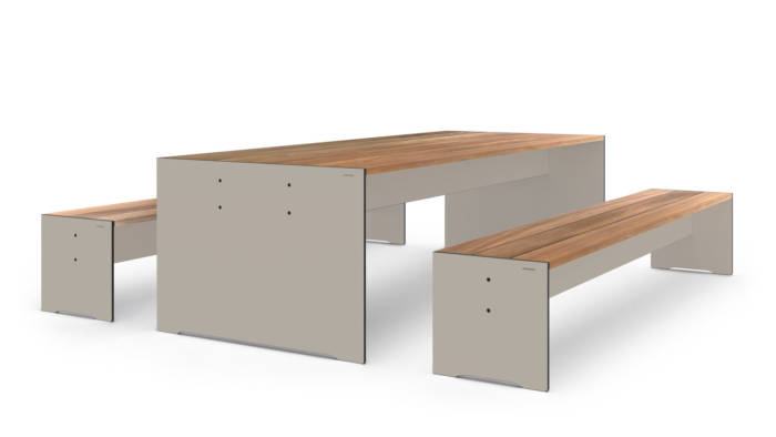 Riva Conmoto Kombination: Tisch und zwei Bänke mit Holzauflage und taupefarbenem Gestell.