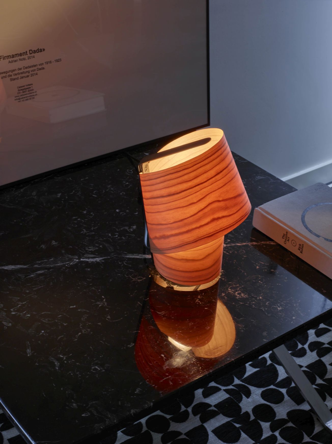 Nahaufnahme der modernen Tiny Tischleuchte von LZF Lamps aus Holz auf einem Tisch.