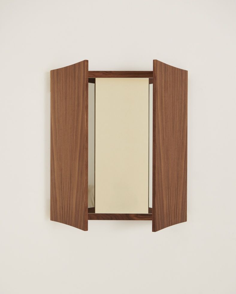 Vanity Wall Mirror 3 von Gubi, rechteckiger Wandspiegel mit braunem Holzrahmen und zwei seitlichen, aufklappbaren Elementen.