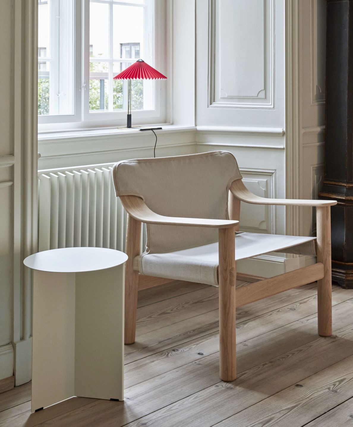Bernard Chair Sessel von Hay: Massivholz Eiche, naturfarbenes Leder, modernes Design für Wohnzimmer.