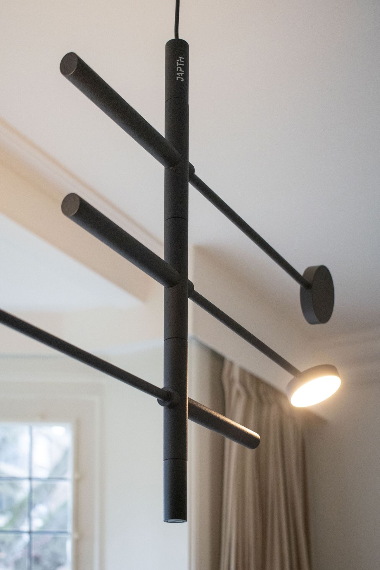 KINGPIN Pendelleuchte von Japth, moderne Hängelampe aus schwarzem Metall mit LED-Licht.