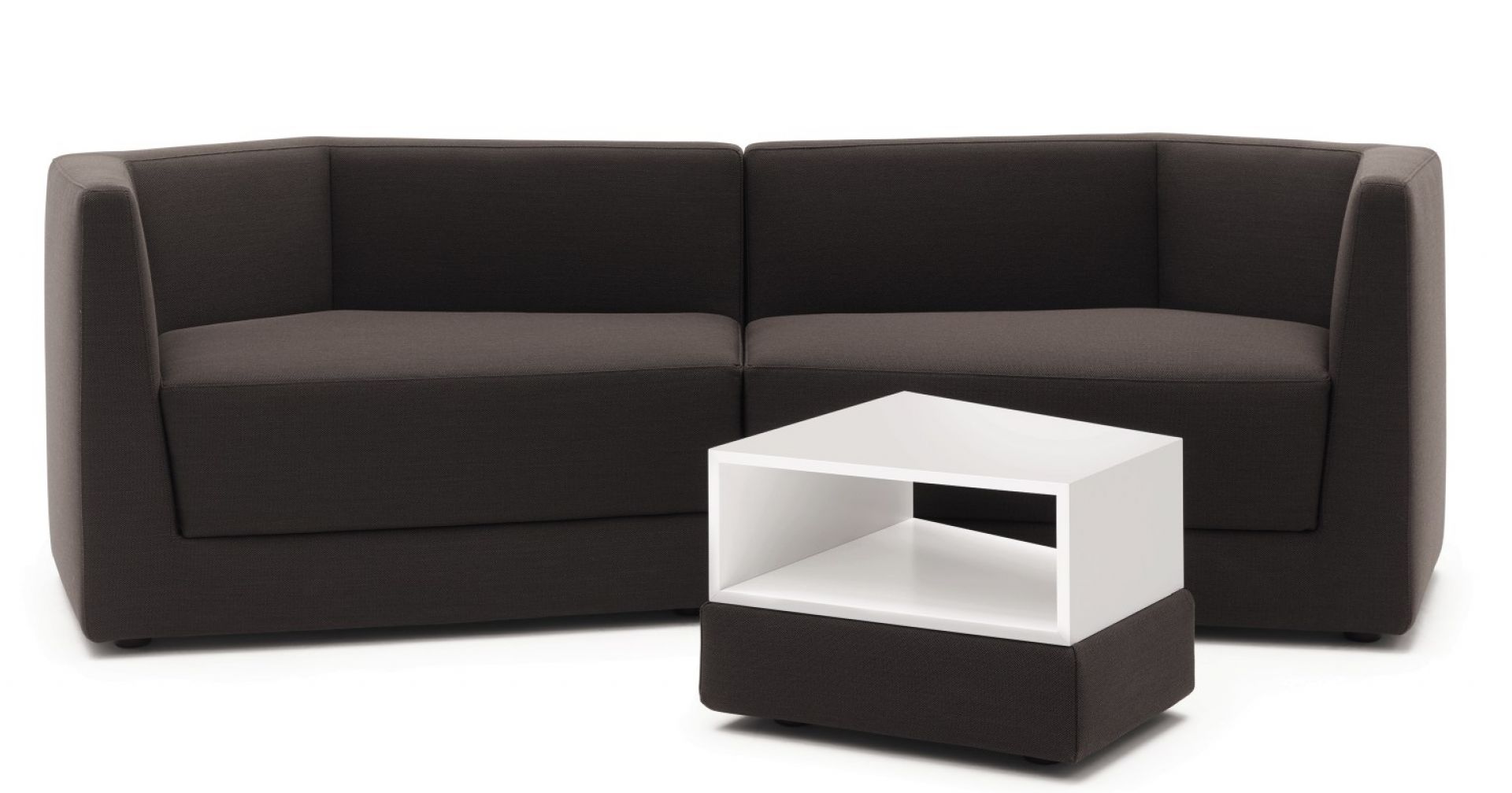 Braunes Scope Sofa Sitzelement niedrig von Cor mit weißem Beistelltisch, modernes Wohnzimmer Design.