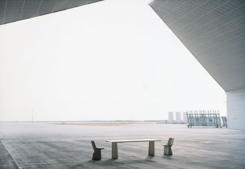 Pallas Outdoor Tischgruppe von ClassiCon, bestehend aus Tisch und zwei Stühlen, minimalistisches Design.