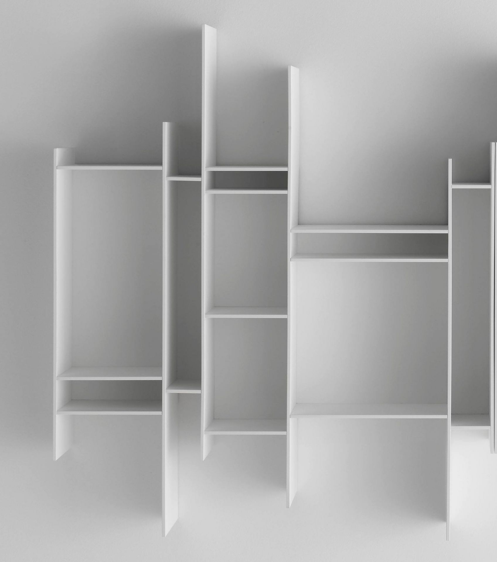 Weißes Randomito Regalsystem von MDF Italia, modernes Wandregal mit asymmetrischen Fächern.